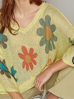 POL Women's Yellow Floral V-Neck Sweater. Size M